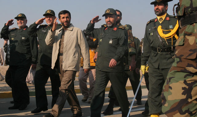 El presidente iran entre miembros de la guardia revolucionaria en Tehern. | Ap