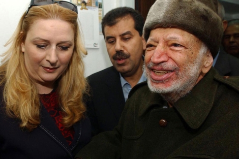 El ex presidente palestino con su esposa Souha en Ramala. | Afp