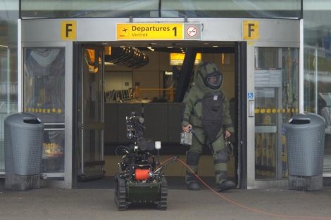 Un sofisticado equipo detector de explosivos rastrea el aeropuerto Schiphol en 2003. | Ap