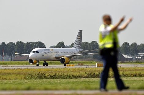 El avin de Vueling despus de aterrizar en el aeropuerto de Schiphol (Amsterdam). | Afp