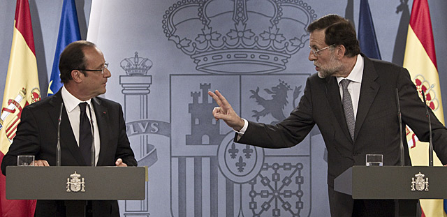 Mariano Rajoy se dirige al presidente francs, Franois Hollande, durante la rueda de prensa. | Alberto Di Lolli