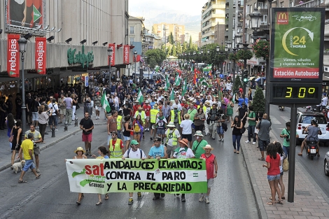 La marcha jornalera avanzando por el centro de la ciudad granadina. | Jess G. Hinchado