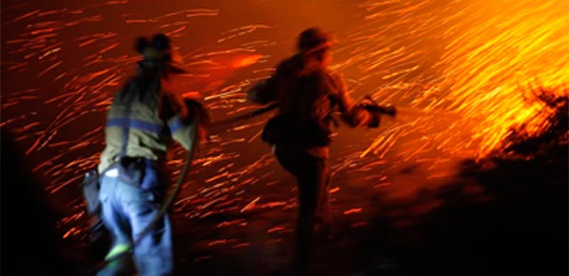 Bomberos trabajan para detener el fuego. | Reuters