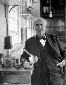 Thomas Edison, con una bombilla incandescente.