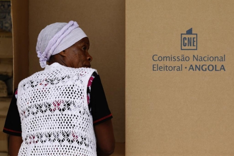 Una mujer durante las elecciones, en la ciudad de Luanda. | Reuters