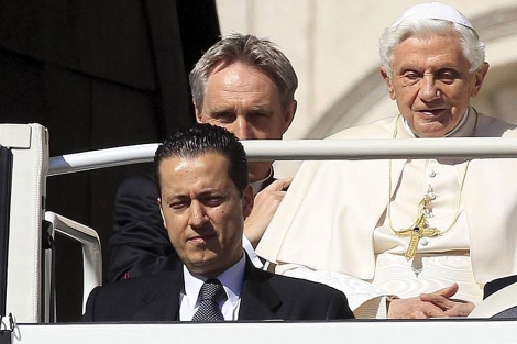 El mayordomo personal del Papa a su llegada a la plaza de San Pedro. | Reuters