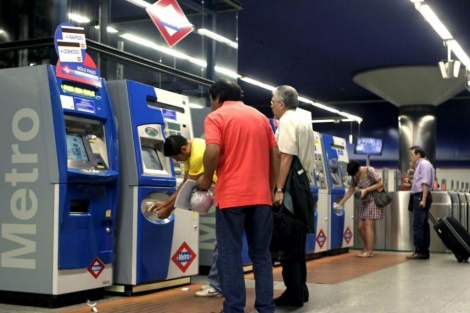 Usuarios de Metro ante unas msquinas expendedoras de billetes.| E. M.
