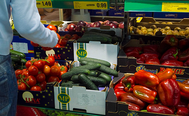 Frutas y verduras en un supermercado.| Begoña Rivas