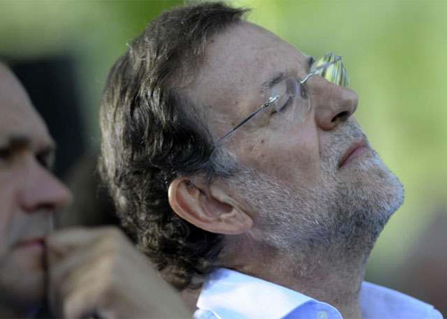 Rajoy escucha una intervencin durante al acto poltico de Soutomaior. | Afp