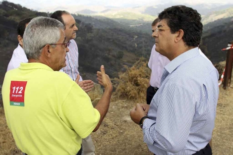El vicepresidente de la Junta, Diego Valderas, con el jefe del 112 en Mlaga en la zona afectada. | Efe