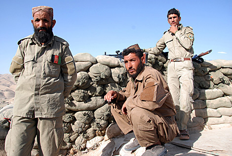 Algunos policas locales en un puesto de vigilancia en la provincia de Badghis. | Mnica Bernab.
