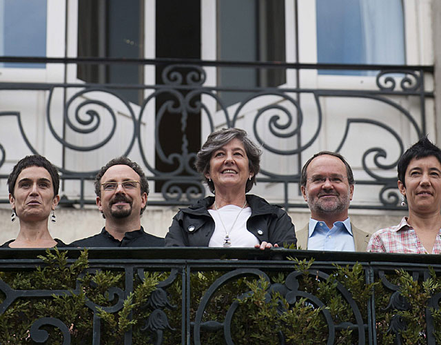 La candidata de EH Bildu se asoma al balcn de Cartlon bilbano con miembros de su hipottico Gobierno. | Efe