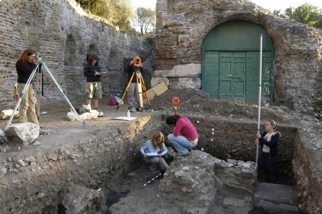 Expertos arqueólogos investigando en el Teatro Greco. | El Mundo