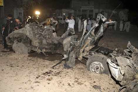El coche, tras la explosin en Peshawar.| Efe