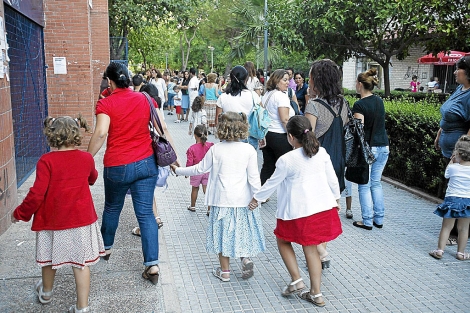 Nios y padres en la entrada a un colegio de Sevilla. | Conchitina