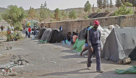 Inmigrantes en Oujda, donde han sido llevados los evacuados de Isla de Tierra. | Carlos G. Pozo