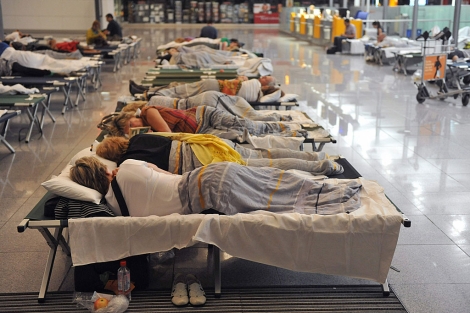 Afectados por la huelga duermen en la terminal de Lufthansa, en el aeropuerto de Munich. | Efe