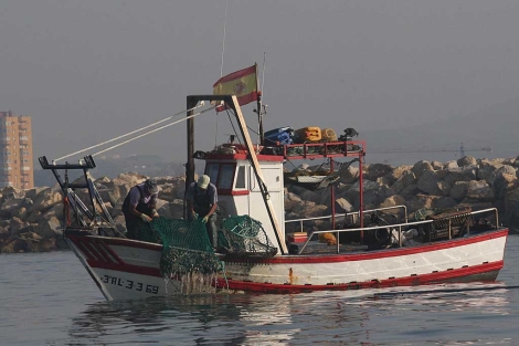 El pesquero 'Divina Providencia', en aguas de la Baha de Algeciras. | Francisco Ledesma