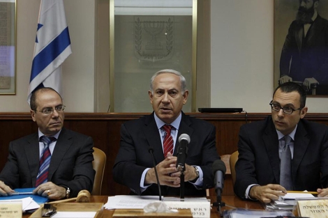 El primer ministro israel, Benjamn Netanyahu (c), asiste a una reunin en Jerusaln. | Efe