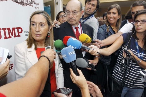 Ana Pastor abordada por los periodistas en la UIMP (Santander). | Efe