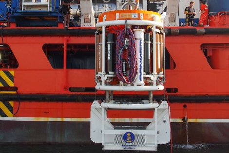 Trabajos de Salvamento Martimo para recuperar el petrleo del buque.| ELMUNDO.es