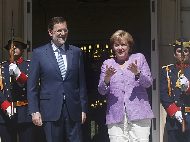 Rajoy y Merkel, a las puertas del Palacio de la Moncloa. | Andrea Comas | Reuters