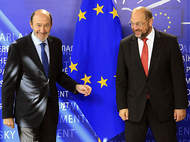 Rubalcaba, en Bruselas junto al presidente del Parlamento Europeo, el alemn Martin Schulz. | O. Hoslet / Efe