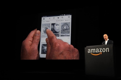 Jeff Bezos y el nuevo Kindle. | Afp
