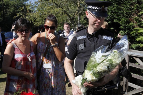 Personas llevan flores a la casa de la familia britnica asesinada en Francia. | Efe