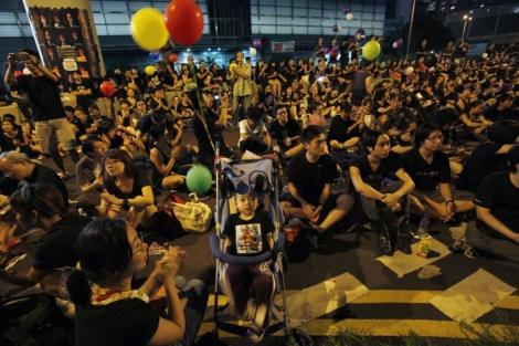 Decenas de personas asisten a una concentracin contra la asignatura de patriotismo. | Reuters