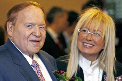 Sheldon Adelson, junto a su esposa en una imagen reciente. | E. M.