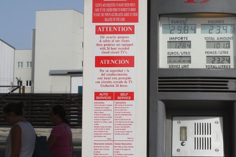 Precios marcados en un surtidos de gasolina del Peñón. | Fco. Ledesma