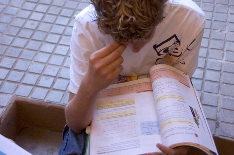 Un alumno estudiando con un libro de texto | Foto: C.Forteza