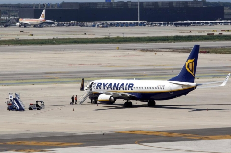 Un avión de Ryanair en la pista del aeropuerto de El Prat.| El Mundo