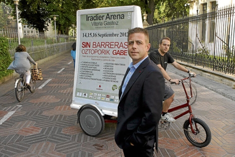 Iker Knrr posa junto a una bici-taxi que anuncia el 'Saln sin Barreras'. | Justy G. Koch