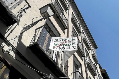 Piso con el cartel de 'Vendido' en Madrid. | Bernardo Daz