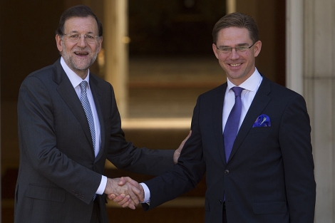 Rajoy y Katainen en la puerta de la Moncloa. | Pierre-Philippe Marcou / AFP