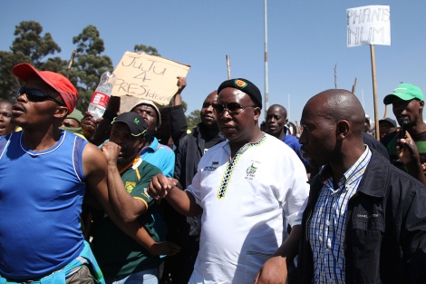 Malema (c) apoy ayer a los mineros y les anim a secundar una huelga. | Afp |