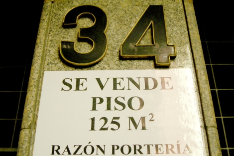 Cartel de 'Se Vende' en el distrito de Chamberí de Madrid. | J. F. L.