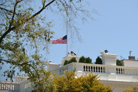 Bandera a media asta en el tejado de la Casa Blanca. | Afp
