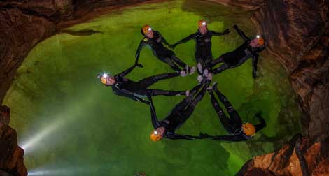 Los seis astroautas en uno de los lagos de la gruta. | Agencia Espacial Europea (ESA)