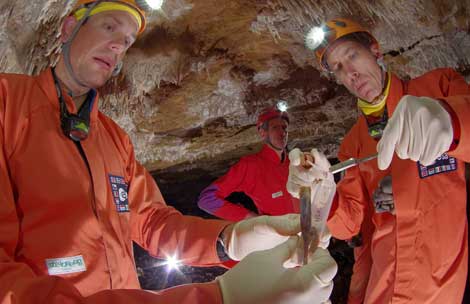 Recogiendo muestras en la cueva. | ESA