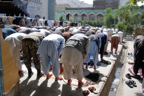 Fieles rezando en la mezquita de Pol-e-khisht, en Kabul, este viernes. | Mnica Bernab