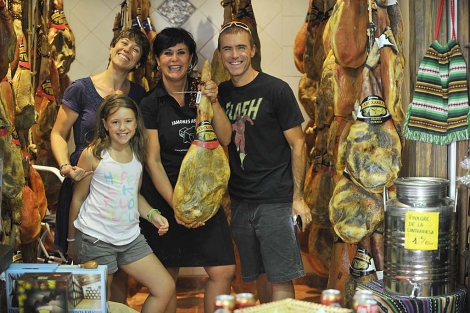 Una familia al recoger su jamón 'apadrinado' durante 18 meses. | Jesús G. Hinchado