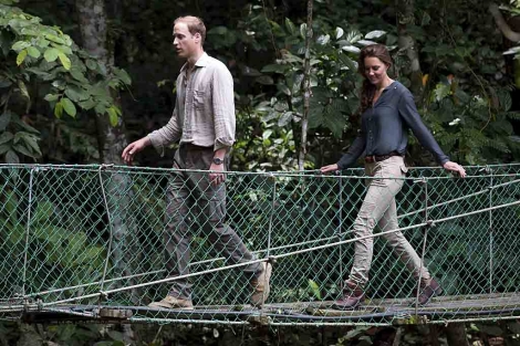 El Príncipe Guillermo y Catalina, en su visita a un bosque tropical en Malasia. | Efe