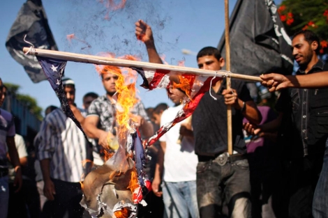 Bandera ardiendo en Palestina. | Reuters