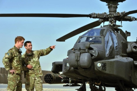 El prncipe Harry supervisa uno de los helicpteros militares. | Reuters