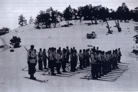 Miembros del Batalln Alpino en el collado de Marichiva durante el invierno de 1937.