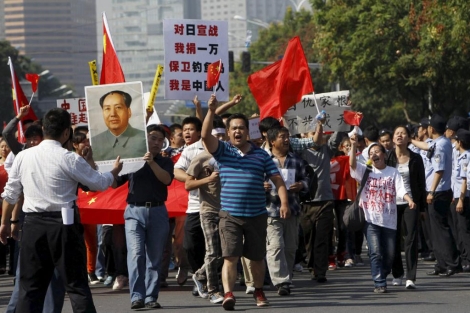 Manifestación contra Japón en las afueras de su Embajada en Pekín. | Efe