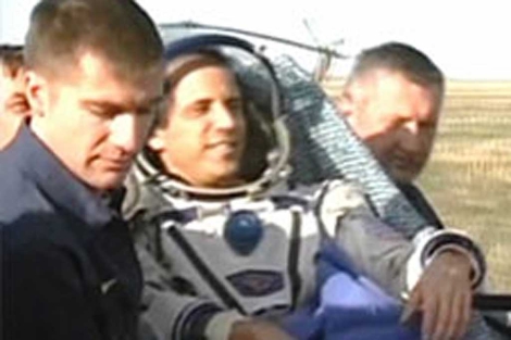 Joe Acaba, de la NASA, tras el aterrizaje. | NASA TV